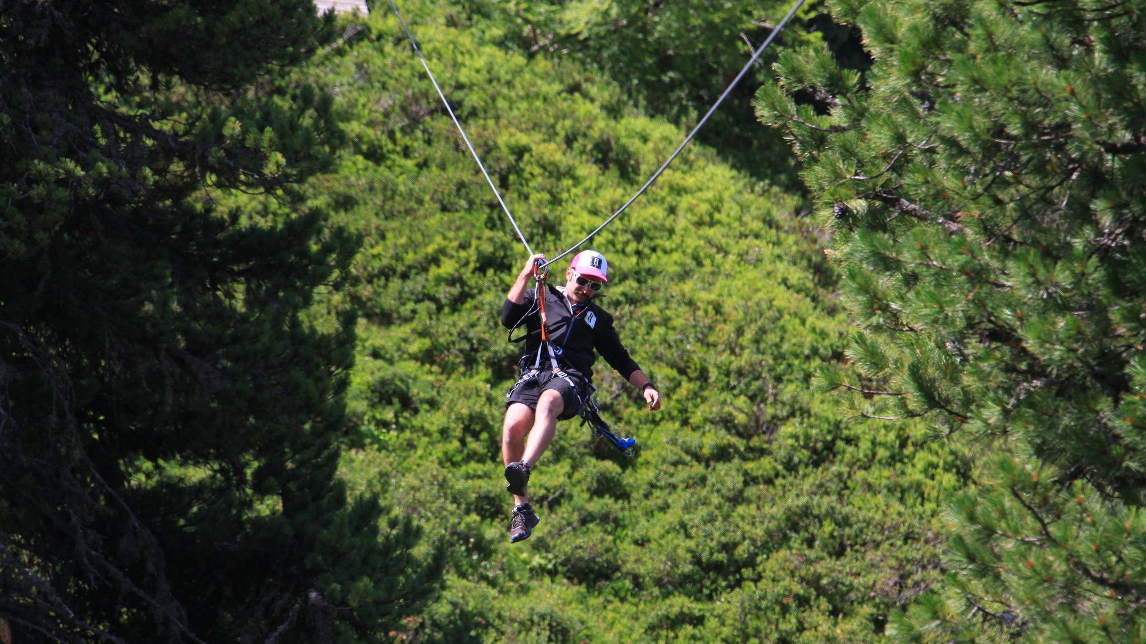 Plongez dans l’Adrénaline avec la Tyrolienne en Suisse